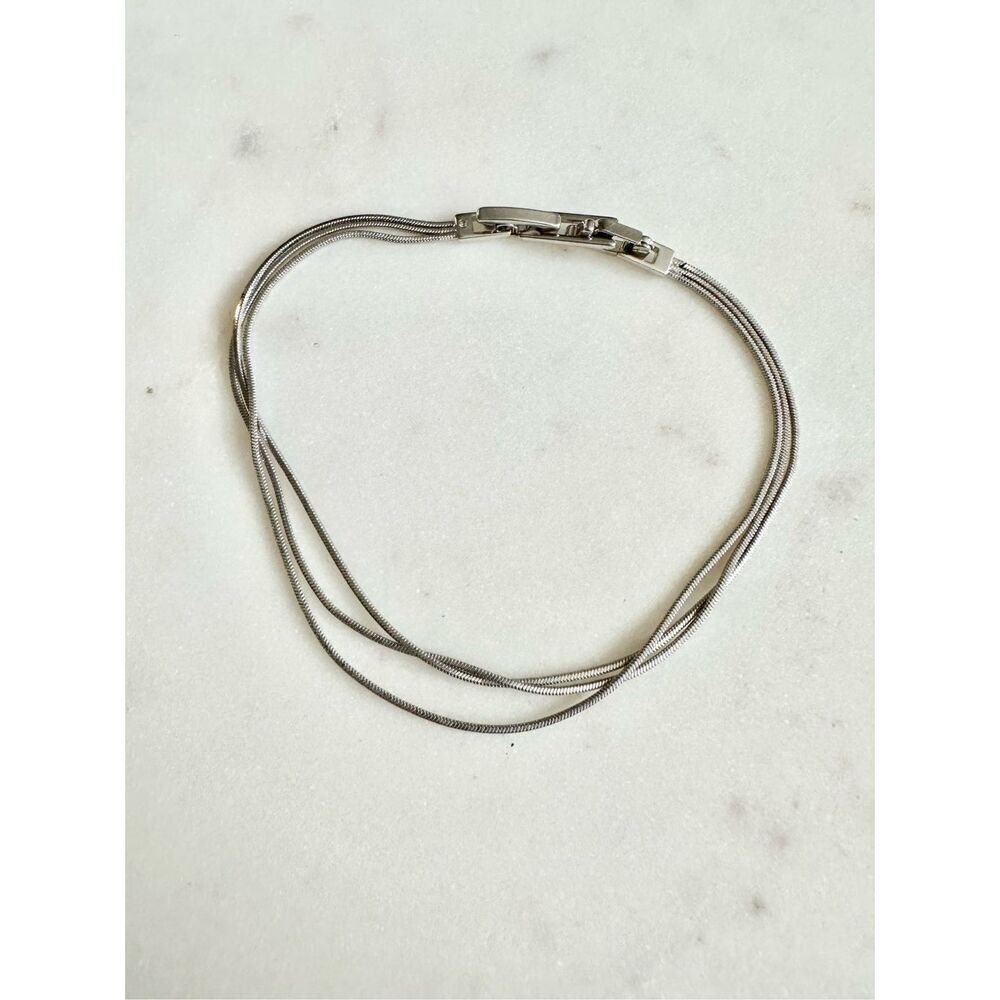 Sleek silver colored chain bracelet 